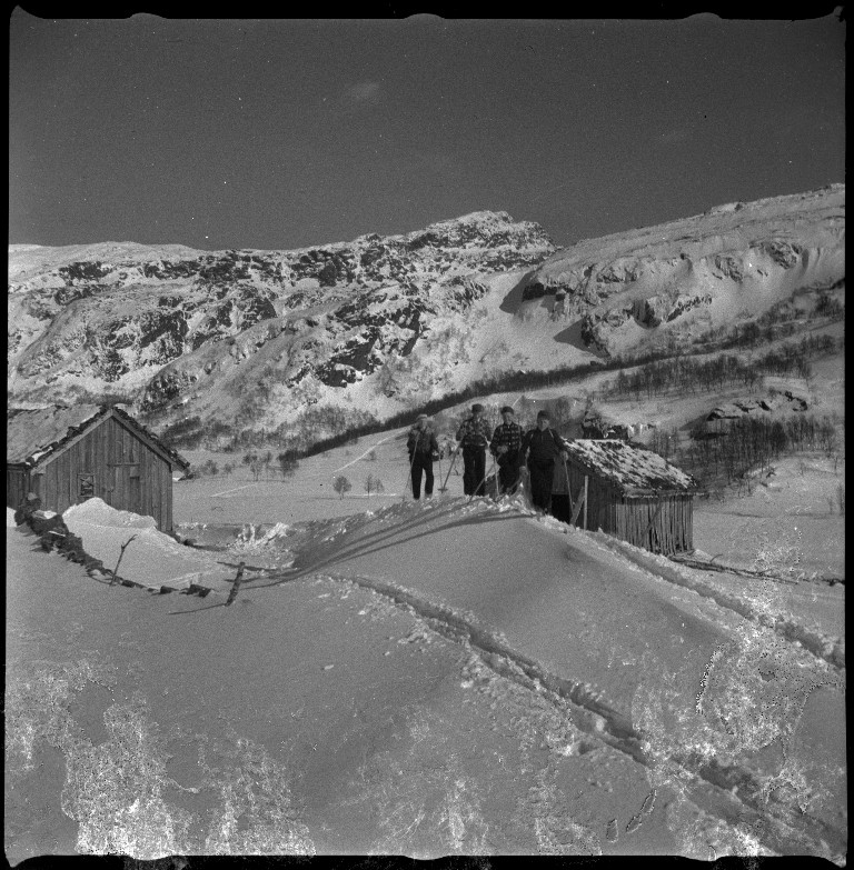 Fire til seks gutter på skitur i fjellene innenfor Kvilldal. Det er bilder fra fjellet og støler, fra pauser og fra skilek. Det er også bilder av en gutt sammen med sin mor og far, alle i finklær.