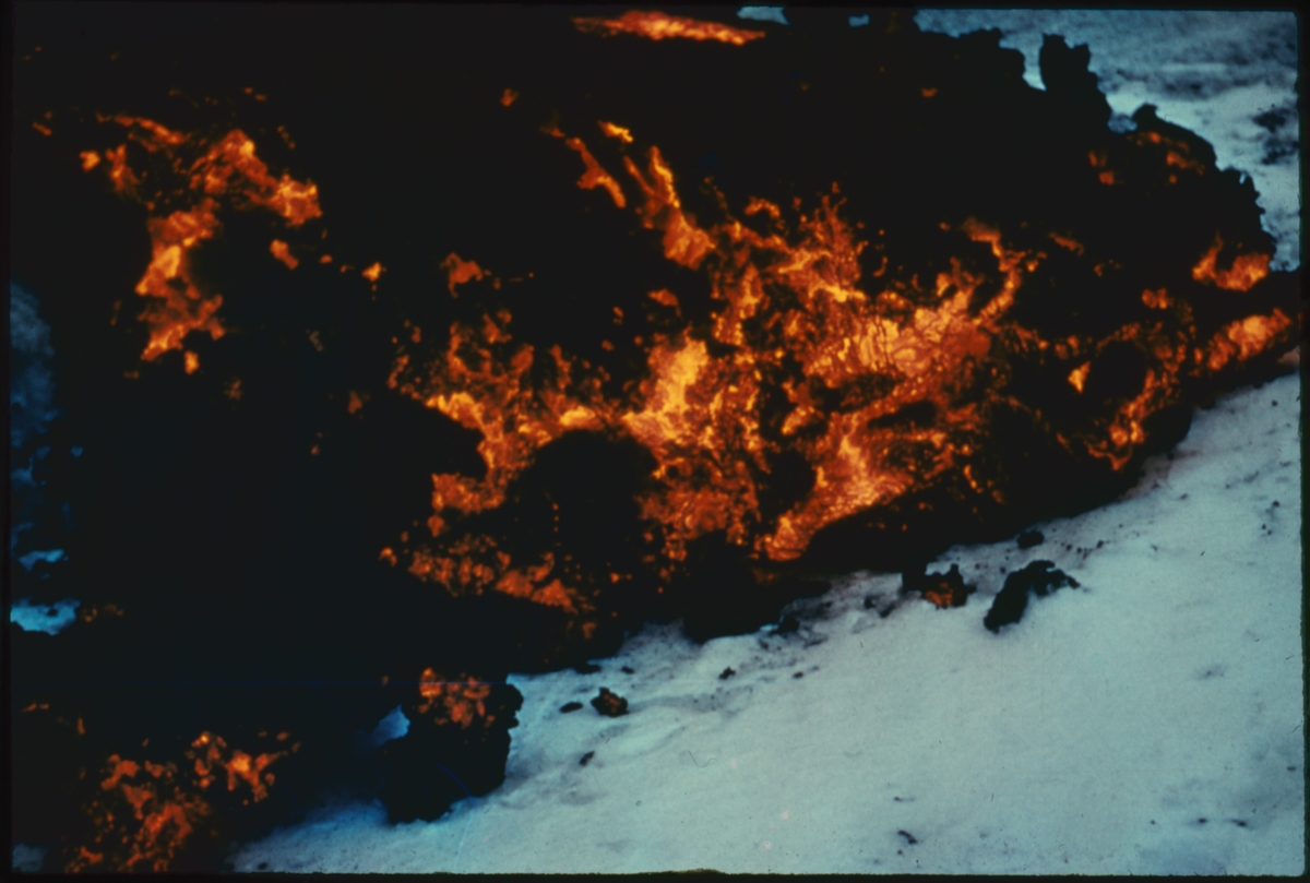 To lysbilder av ei stri elv i fjellet og et lysbilde av glødende lava fra utbruddet fra vulkanen Askje på Island.