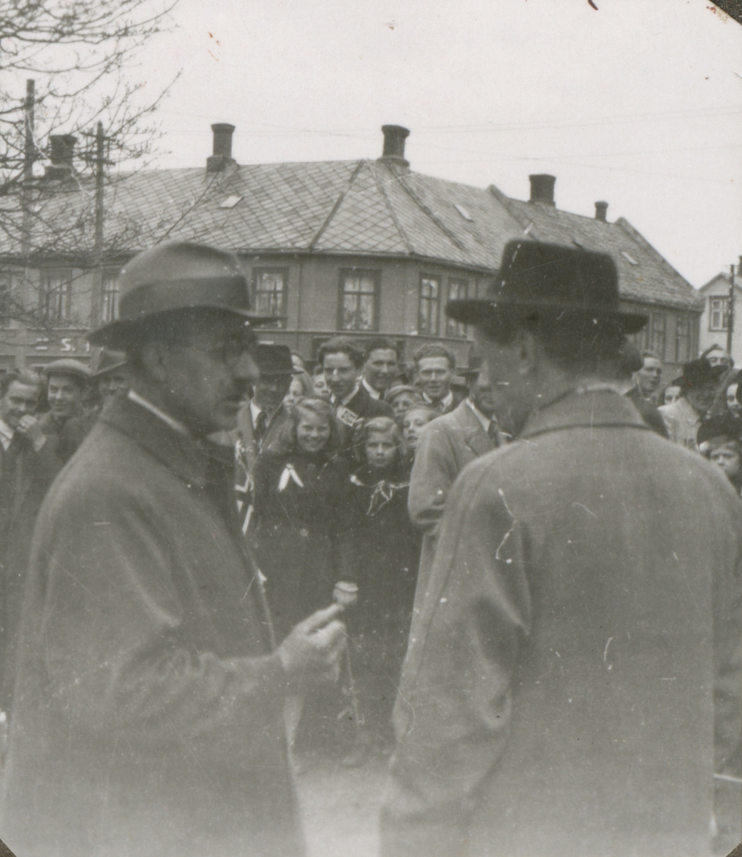 Ei stor folkemengde feirer friheten i Levanger sentrum, 8. mai 1945.