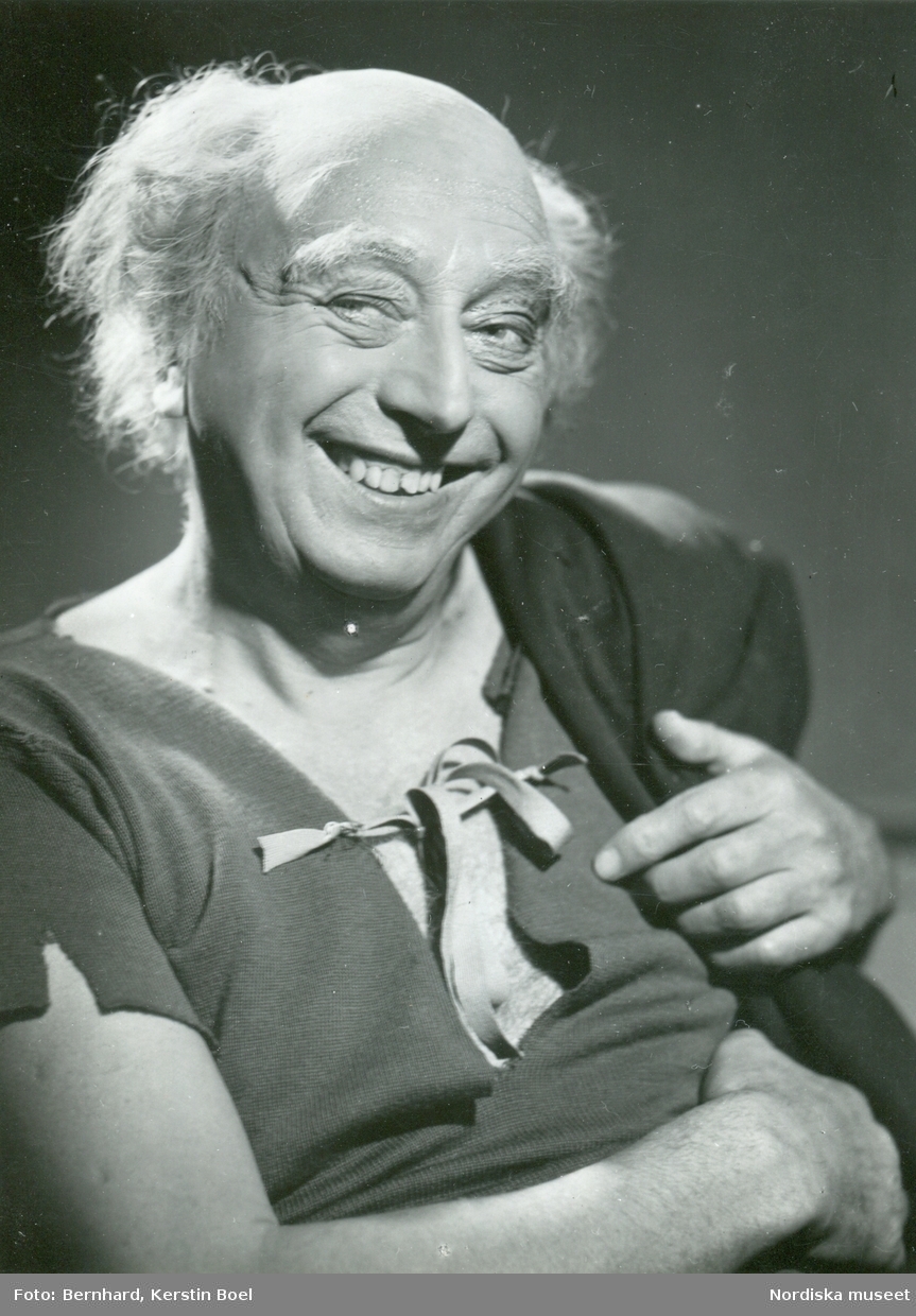 En skådespelare i Dramatens uppsättning av pjäsen "Flugorna", 1945