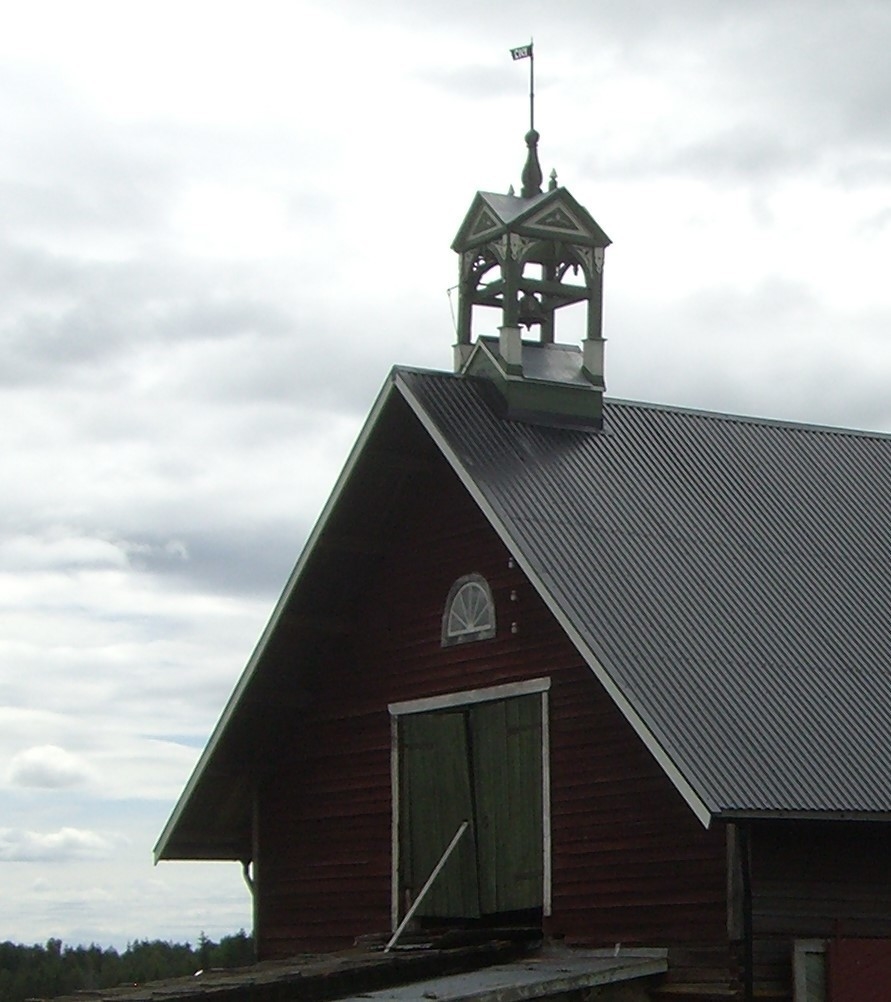 Klokketårnet på Rømmen store (Vestre Rømma, Raumvin) har kryssformet saltak (lanterneform) og trekk fra både sveitserstil og empirestil. Klokketårnet er plassert på låven.