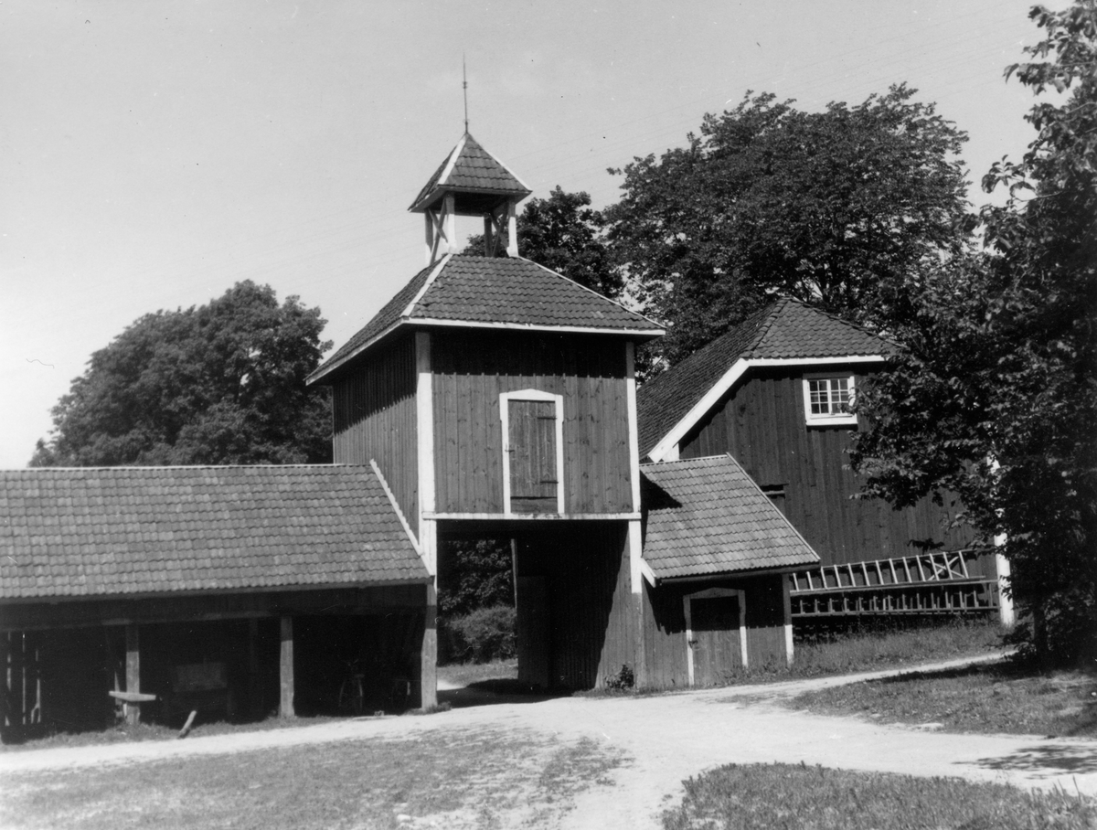 Nydala herrgård i Värnamo kommun. Porttornet över infarten till fägården.