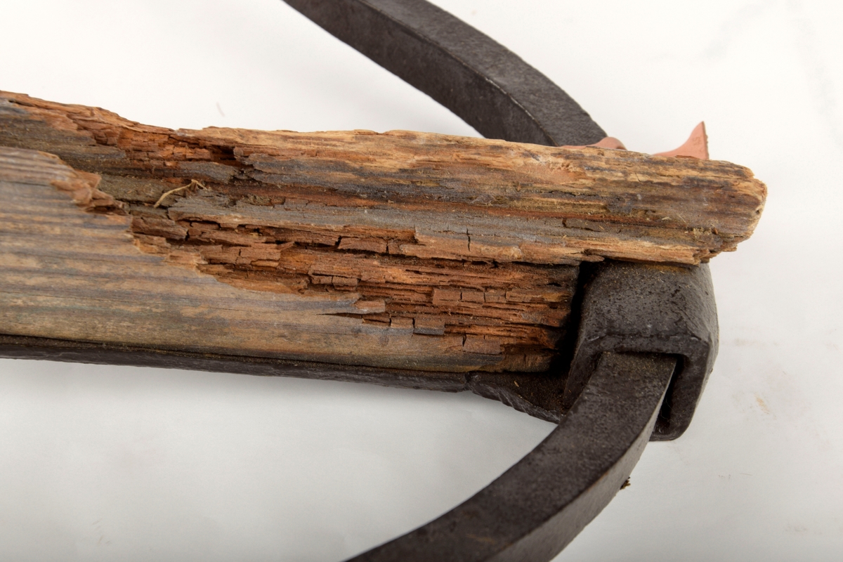 Armbrøst med skjefte av tre og bue av jern. Buefestet har fire borede hull, der tre av dem er i bruk. Skjeftet er laget av en planke med fjær og not. En galvanisert spiker i noten.
