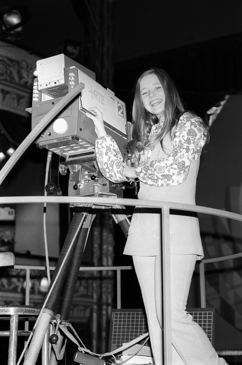 Hanne Krogh fotografert i Dublin i forbindelse med Melodi Grand Prix (MGP). Her er hun ved siden av et fjernsynskamera i Gaiety teatret hvor Melodi Grand Prix-finalen fant sted.