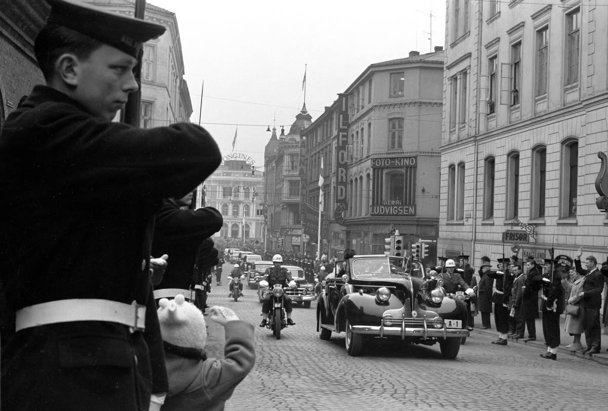 Finlands president Urho Kekkonen kommer på statsbesøk til Norge. Bilkortesjen med presidenten og Kong Olav i spissen på vei fra Østbanestasjonen til Slottet. Bilen med registreringsnummer A-1 er en Buick 1939 Roadmaster convertible Sedan. Bak ses en Cadillac.