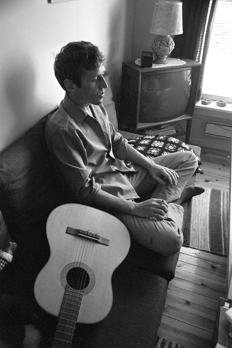 Intervju med visesanger Alf Cranner hjemme i Kragerø. Her i sofaen med gitar.