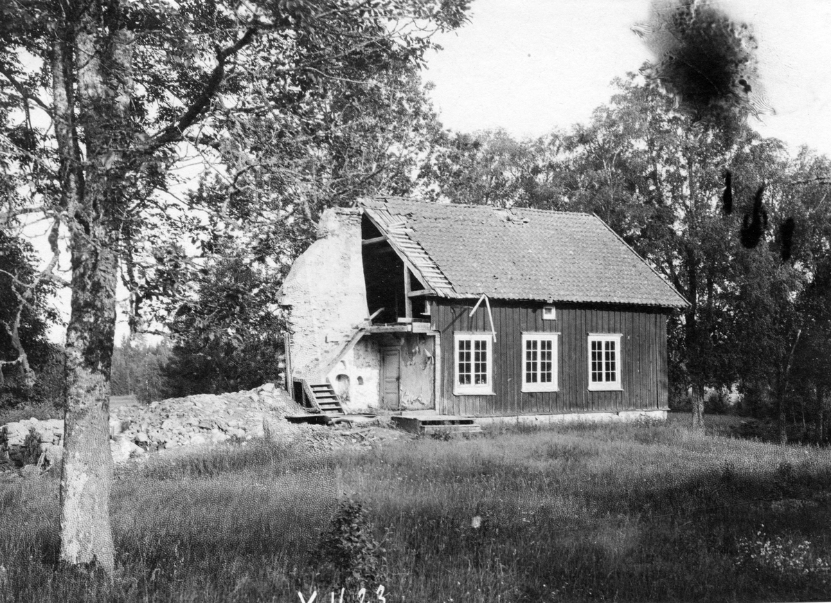 Hjälmsänga i Rydaholms socken. Gamla sätesbyggnaden som var helt riven 1913.