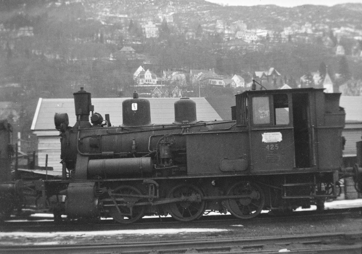 Damplokomotiv type 25d nr. 425  på Bergen stasjon