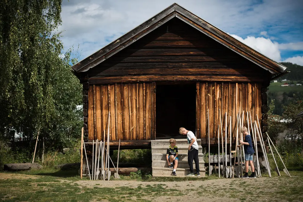 To barn, styltrar og hus