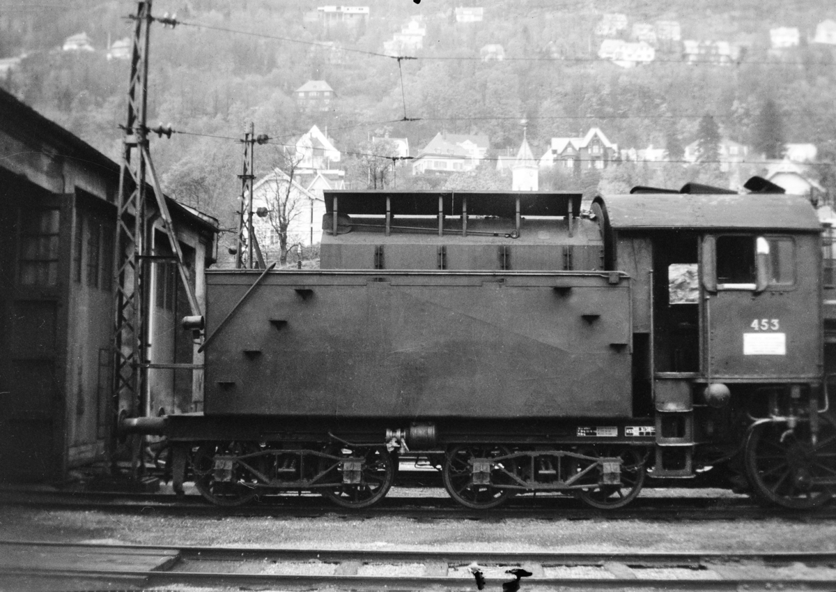 Damplokomotiv type 31b nr. 453 ved lokomotivstallen på Bergen stasjon.