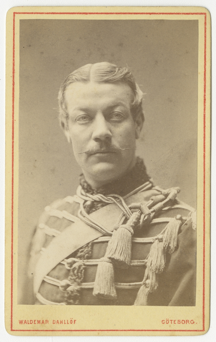 Porträtt av Lars Peter Fredrik Rudebeck, officer vid Kronprinsens husarregemente K 7.
Se även bild AMA.0021655.