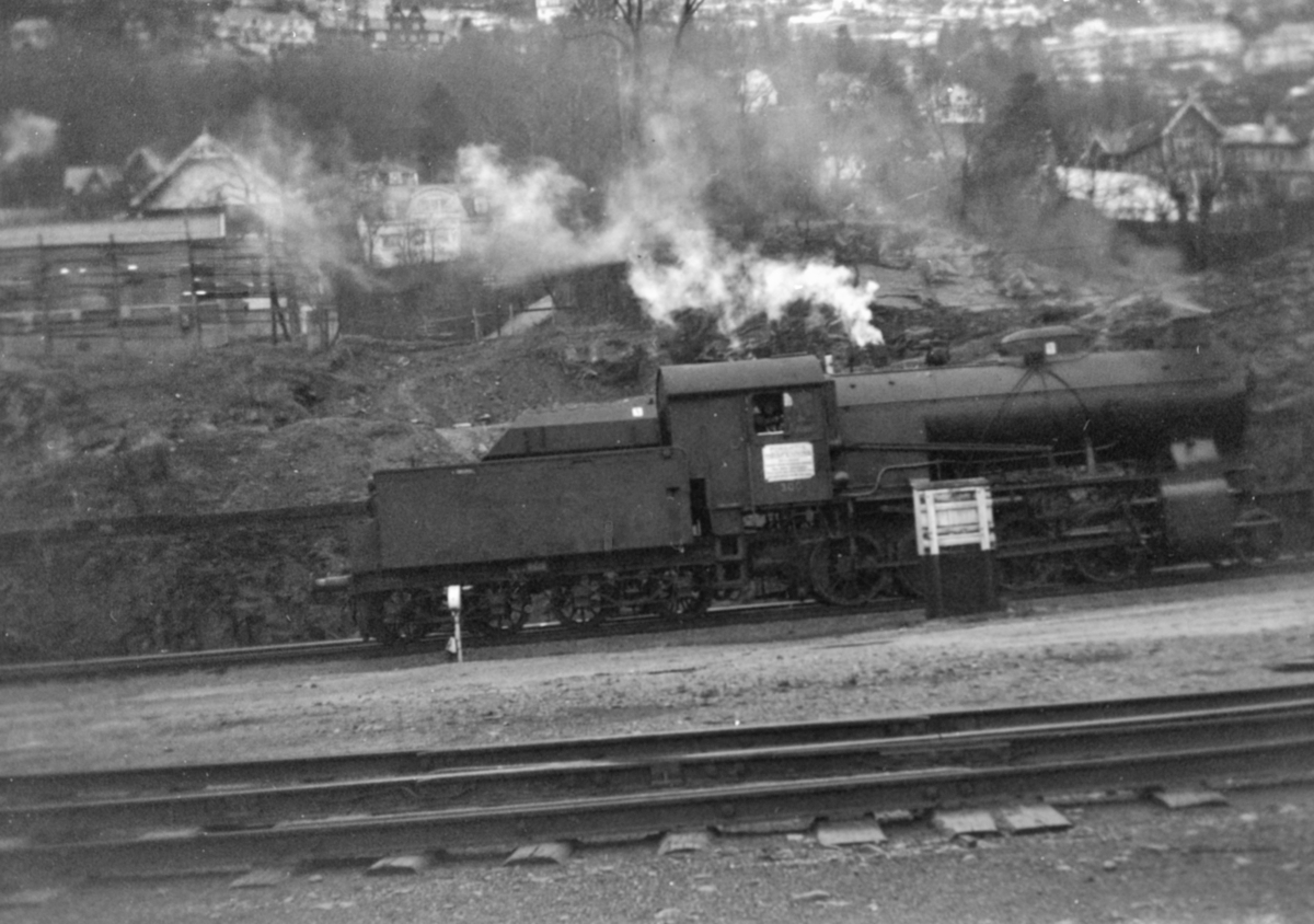Damplokomotiv type 33a nr. 300 på Bergen stasjon.
