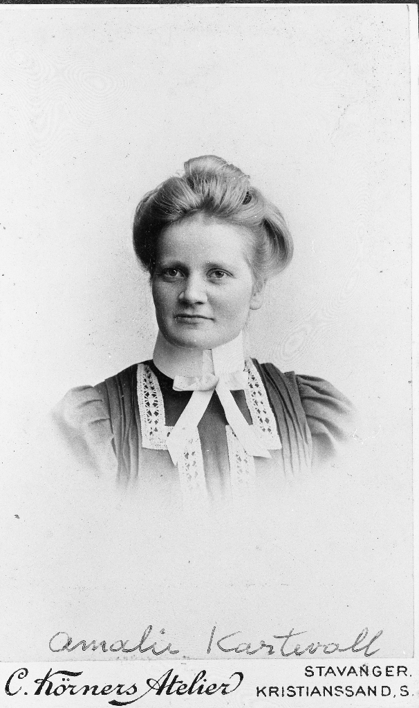 Amalie Kartevoll (1886 - ), krambujente hos Jonas Fosse som hadde butikk på Hognestad frå 1910-11. Ho vart gift Paulsen, Stavanger.
