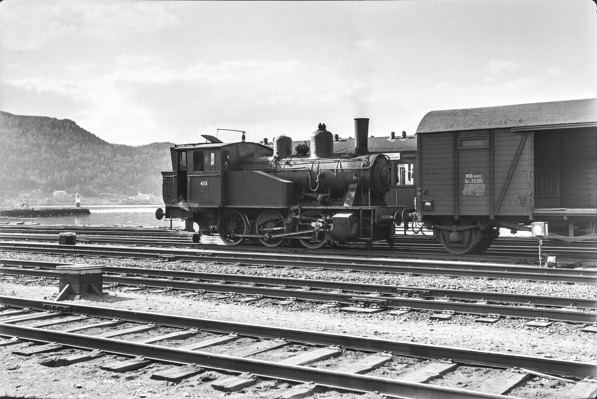 Damplokomotiv type 23b nr. 455 i skiftetjeneste på Trondheim stasjon.