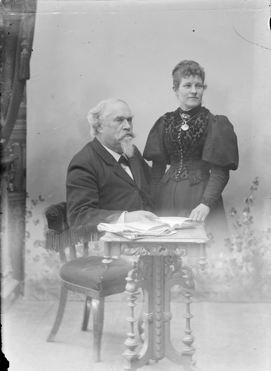Ateljéporträtt - Henri och Emma Osti, Uppsala sannolikt sent 1890-tal