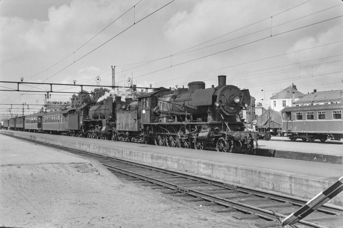 Persontog fra Otta til Oslo Ø, Pt. 308, på Hamar stasjon. Toget trekkes av damplokomotiv type 30a nr. 281 og 31b nr. 430.