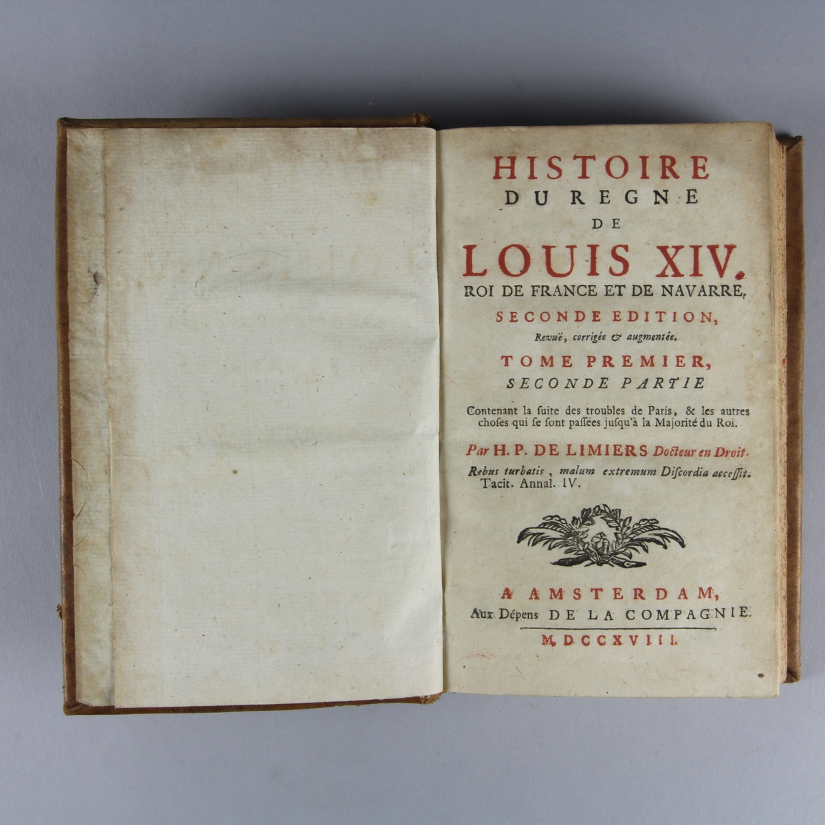 Bok, helfranskt band "Histoire du regne de Louis XIV" del 1:2. Skinnband med guldpräglad rygg i fem upphöjda bind, skuret rödstänkt snitt.