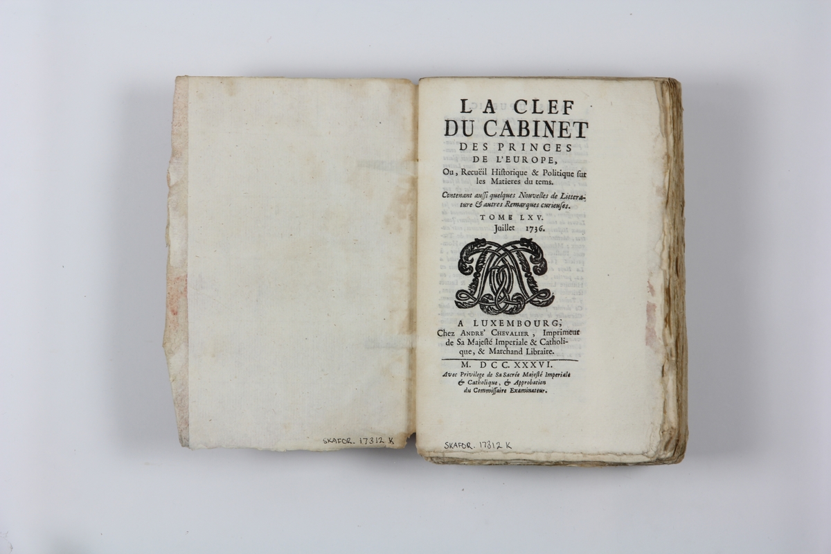 Bok, pappband "La clef du cabinet des princes de
 l´Europe", del 65, tryckt i Luxemburg 1736.
Marmorerat band med blekt och skadad rygg, påklistrade pappersetiketter med titel (oläslig) och volymens nummer. Med skurna snitt.