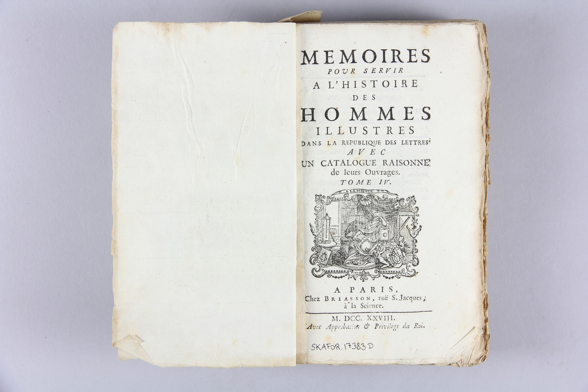 Bok, häftad, "Mémoires pour servir à l´ histoire des hommes illustres", del 4. Pärmar av marmorerat papper, oskuret snitt.