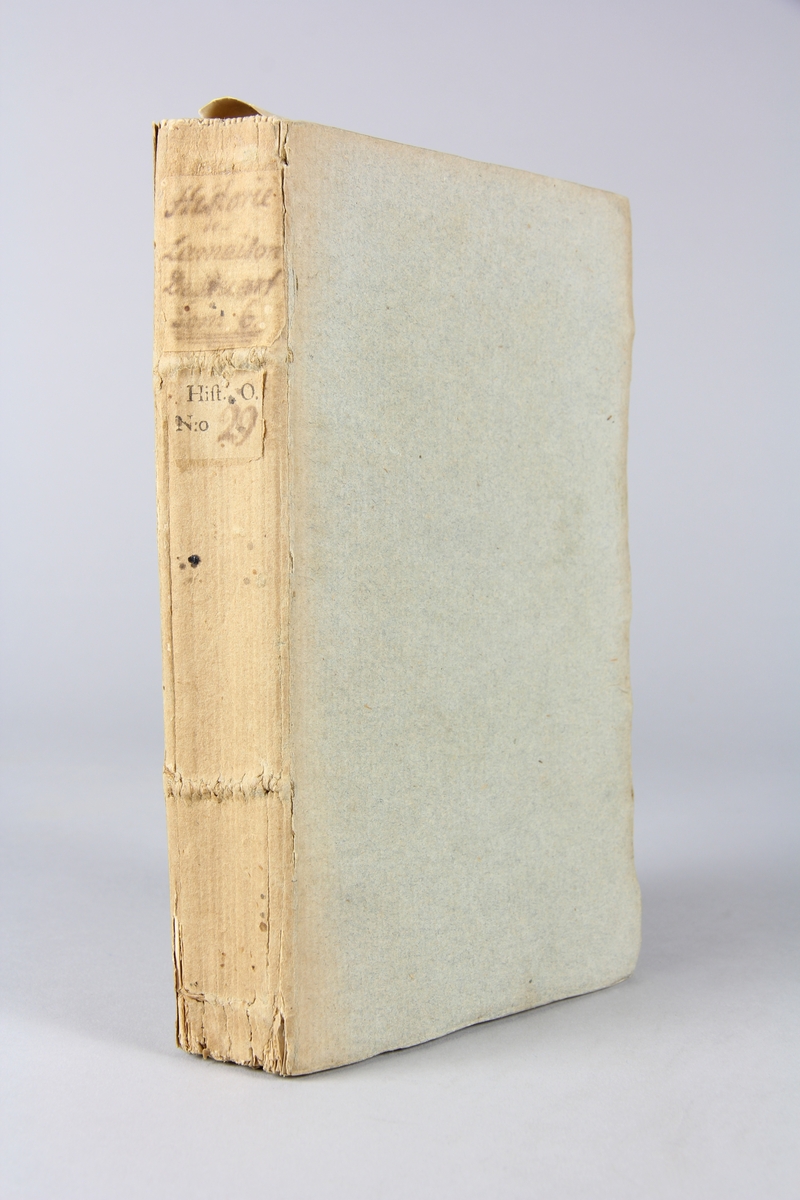 Bok "Histoire de la maison de Stuart sur le trône d'Angleterre", del 6, skriven av Hume, tryckt i London 1751.
Pärmar av gråblått papper ,oskurna snitt. Blekt rygg med etikett med titel och samlingsnummer.