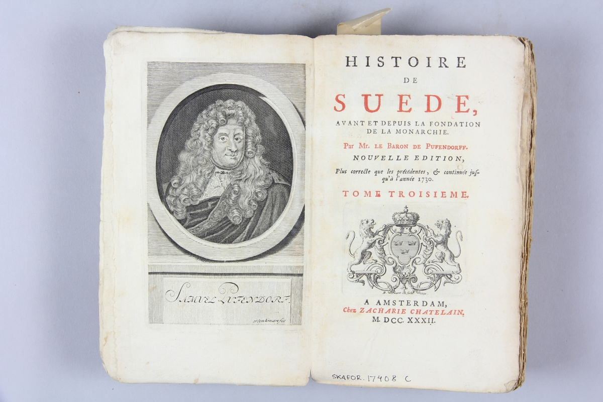 Bok, "Histoire de Suède", del 3, tryckt 1732 i Amsterdam. Pärmar av marmorerat papper, oskuret snitt. Blekt rygg med etikett med volymens titel, oläslig, och samlingsnummer.