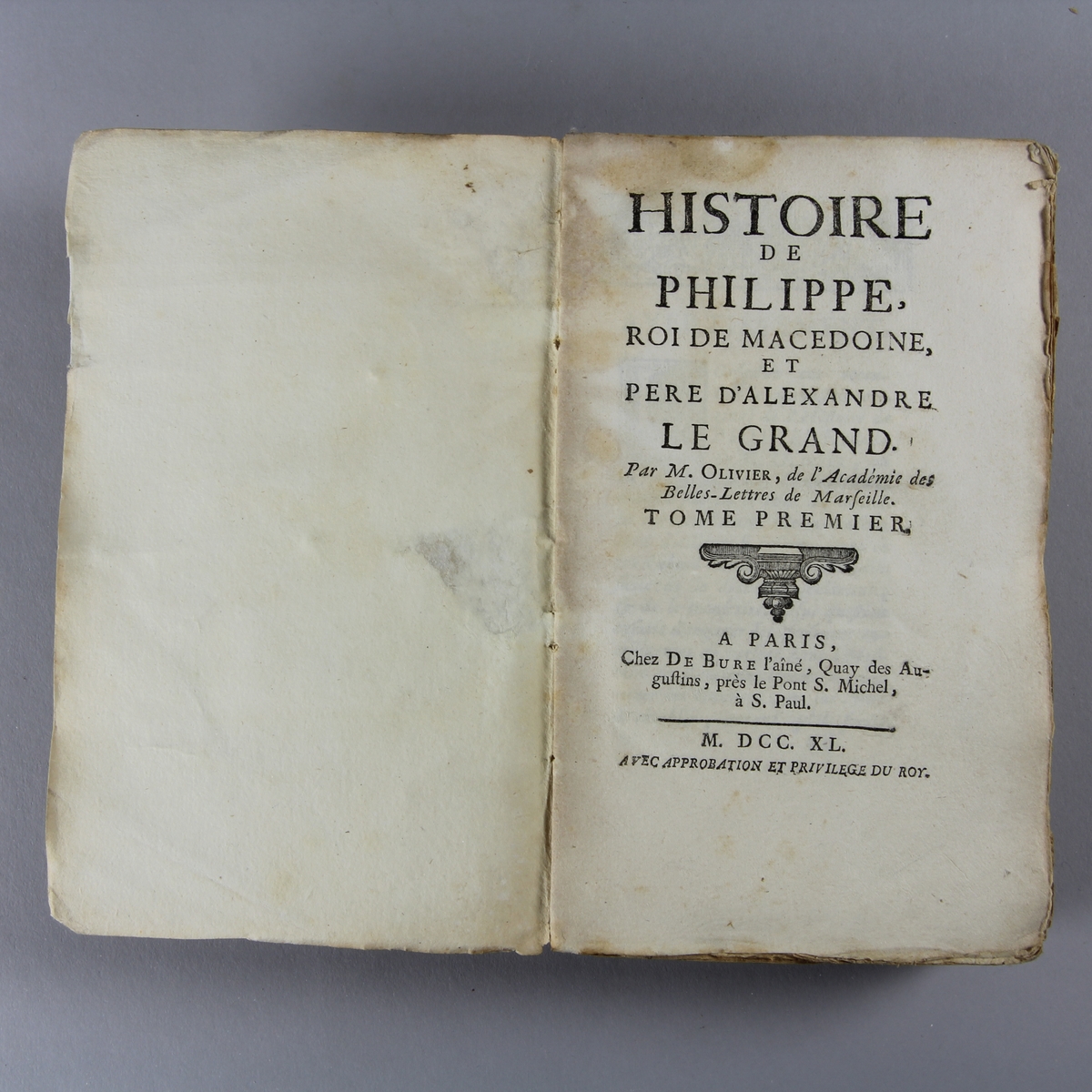 Bok, häftad, "Histoire de Philippe, roi de Macedoine et père d'Alexandre le grand." del 1, tryckt i Paris 1740. Pärmar av marmorerat papper, oskuret snitt.