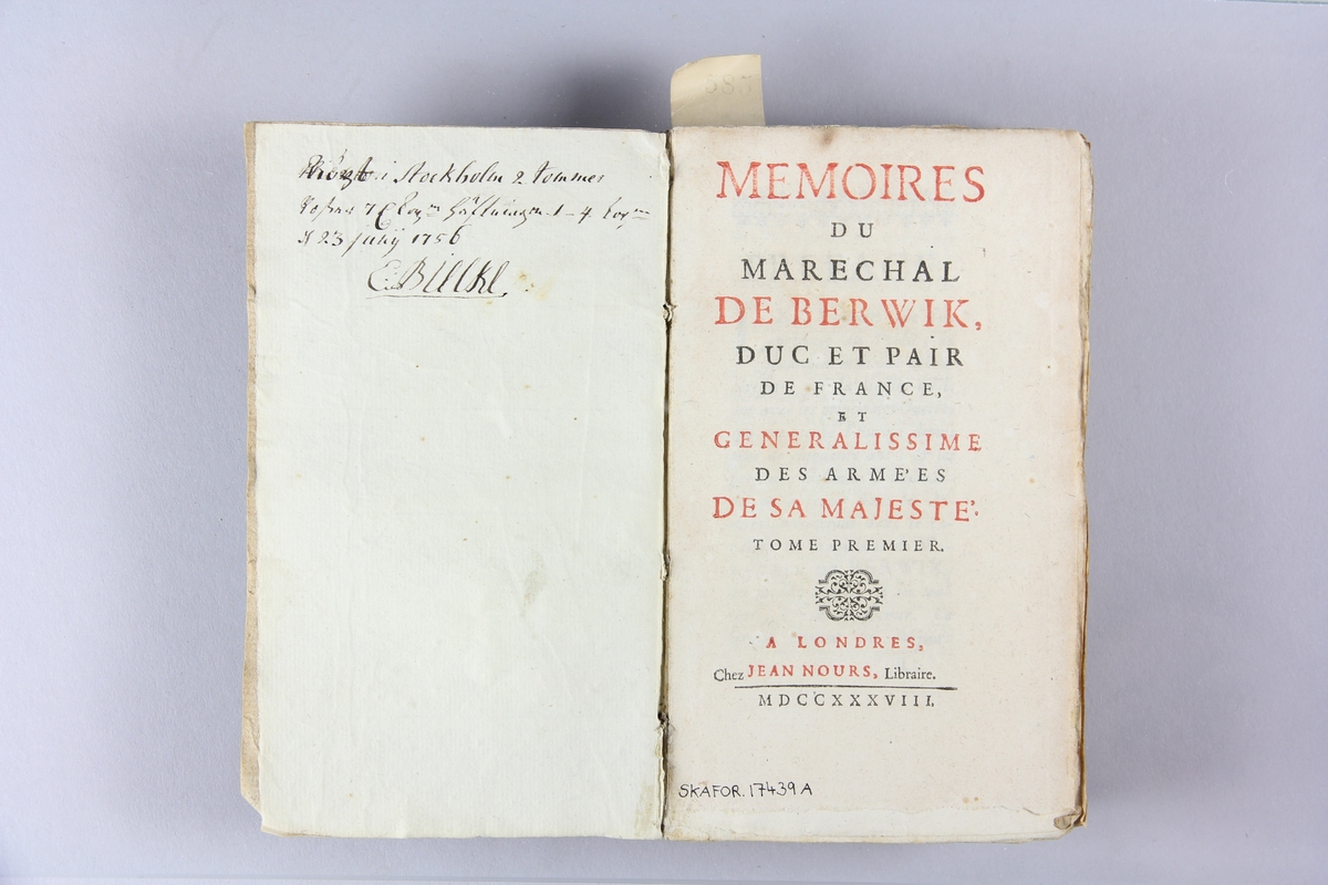 Bok, pappband, "Mémoires du maréchal de Berwik", del 1. Pärmar av gråblått papper, oskuret snitt. Anteckning om inköp.