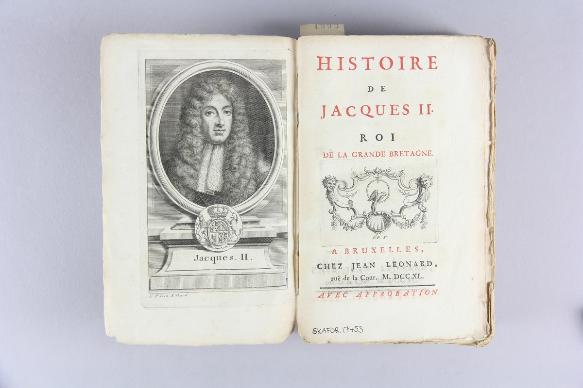 Bok, häftad, "Histoire de Jacques II, roi de la Grande Bretagne". Pärm av marmorerat papper, oskuret snitt. Skadad rygg. Anteckning om inköp.