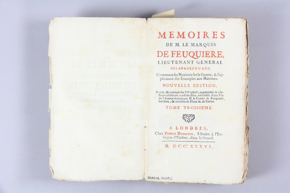 Bok, pappband, "Mémoires de M. le marquis de Feuquière", del 3, tryckt 1736 i London. Pärmar av marmorerat papper, blekt rygg med etikett med volymens namn (oläsligt) och nummer. Oskuret snitt.