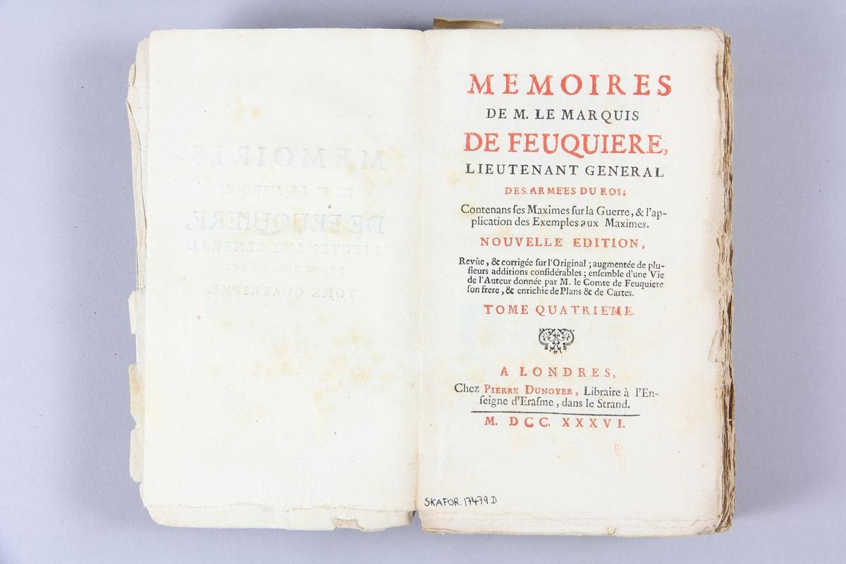 Bok, pappband, "Mémoires de M. le marquis de Feuquière", del 4, tryckt 1736 i London. Pärmar av marmorerat papper, blekt rygg med etikett med volymens namn (oläsligt) och samlingsnummer. Oskuret snitt. Med kartor och planer.