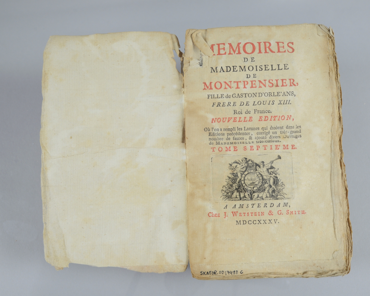 Bok, pappband, "Memoires de mademoiselle de Montpensier", del 7-8,  tryckt 1735 i Amsterdam. Marmorerade pärmar, blekt rygg med etiketter med bokens titel, närmast utplånad, och nummer. Oskuret snitt.