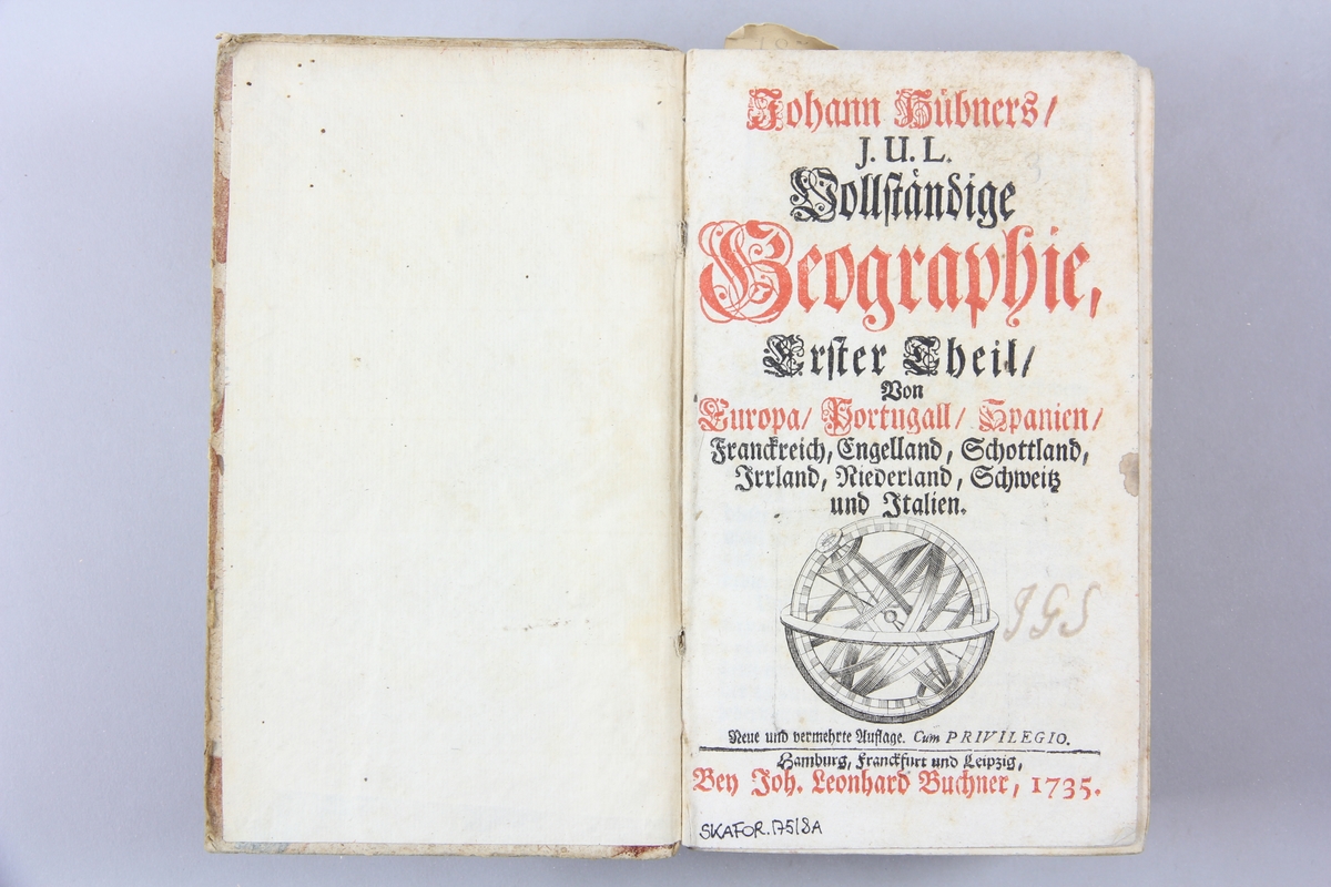 Bok, pappband, "Vollständige Geographie", del 1, tryckt 1735 i Hamburg, Frankfurt och Leipzig. Pärmar klädda med marmorerat papper, blekt rygg med etikett och påskrift. Skuret snitt.
