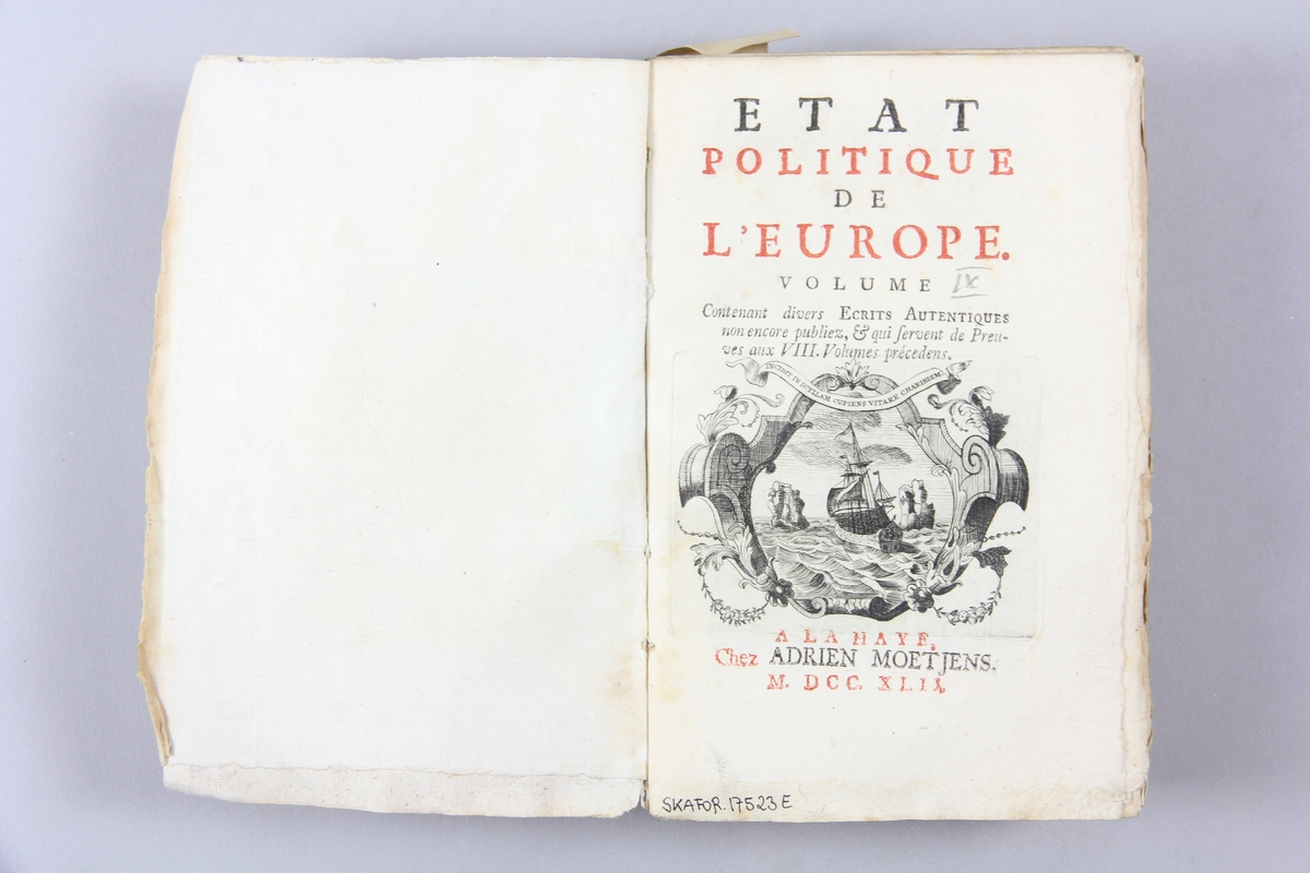 Bok, pappband, "État politique de l´Europe", del 9, tryckt 1742 i Haag. Pärmar av marmorerat papper, blekt rygg med påklistrade etiketter, delvis utplånad text. Oskuret snitt, ej uppskuren.