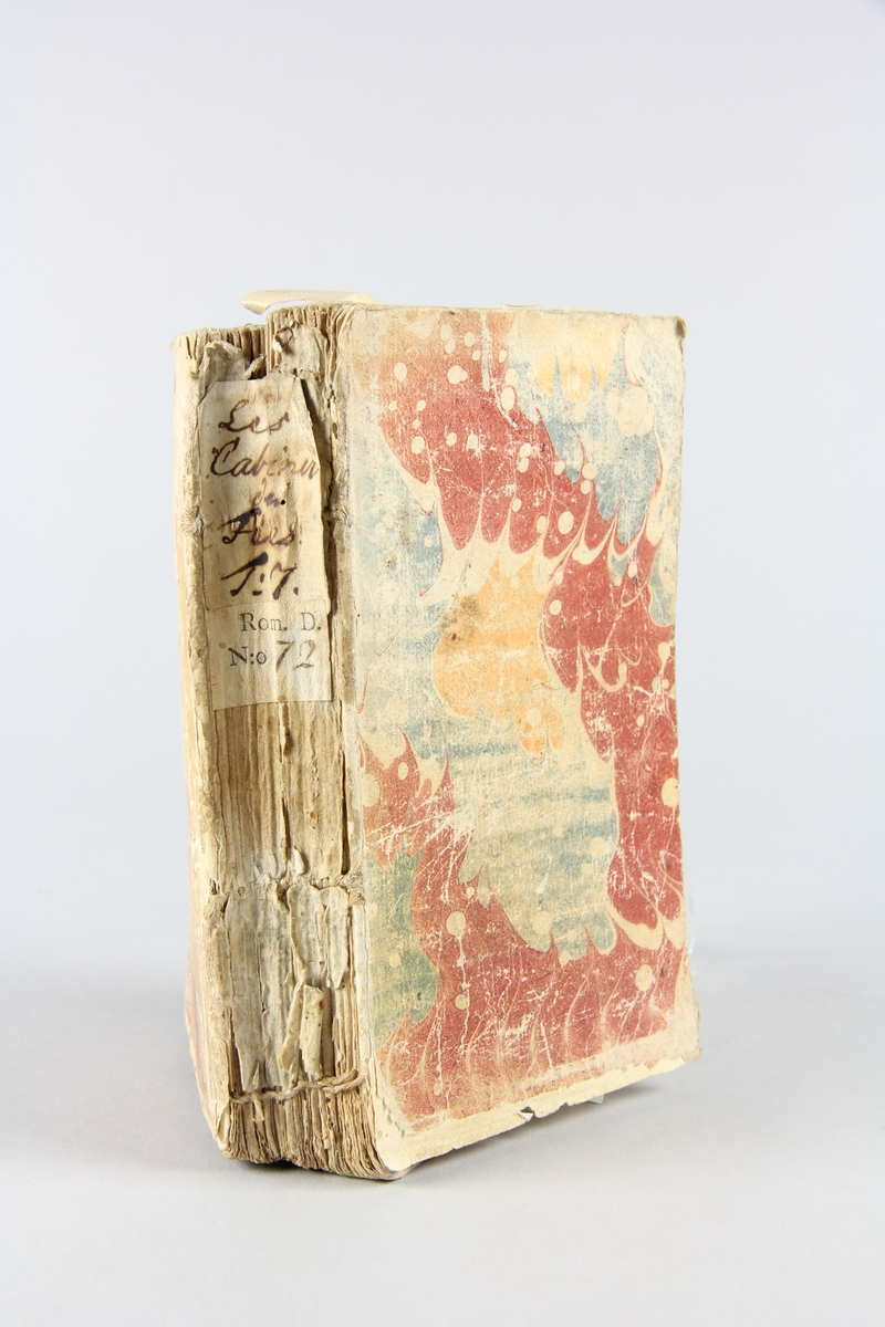 Bok, pappband, "Le Cabinet des Fées", del 7, tryckt 1717 i Amsterdam. Marmorerade pärmar, blekt rygg med etiketter med bokens titel och nummer. Oskuret snitt. Illustrerad med kopparstick.