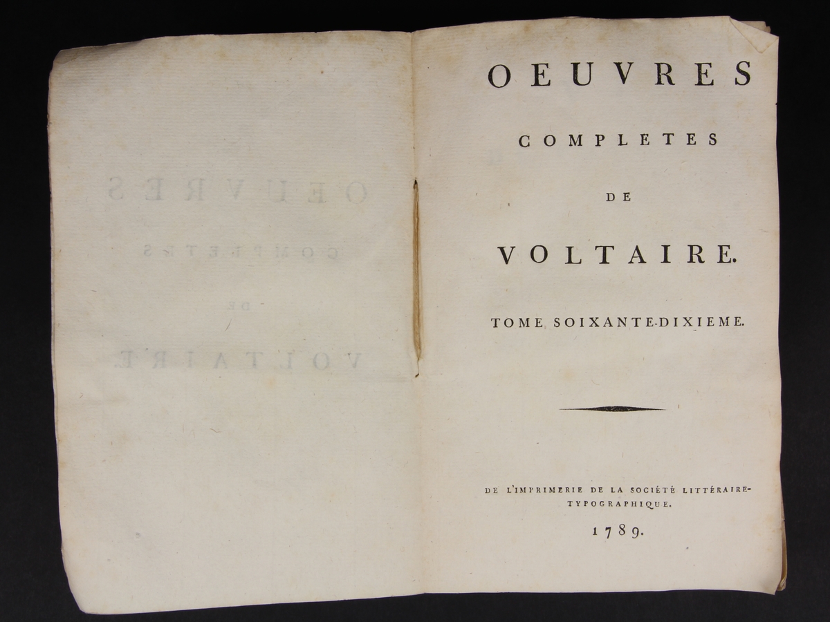 Bok, häftad,"Oeuvres complètes de Voltaire, Vie de Voltaire", del 70, tryckt 1789.
Pärmen av gråblått papper, skurna snitt. På ryggen volymens namn och nummer. Ryggen blekt.
