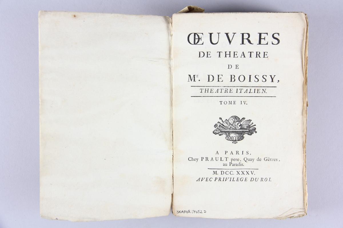 Bok, häftad,"Œuvres de theatre de Mr. de Boissy. Theatre italien", del 4. Pärmar av marmorerat papper, oskuret snitt. Blekt rygg med etiketter med titel och samlingsnummer.