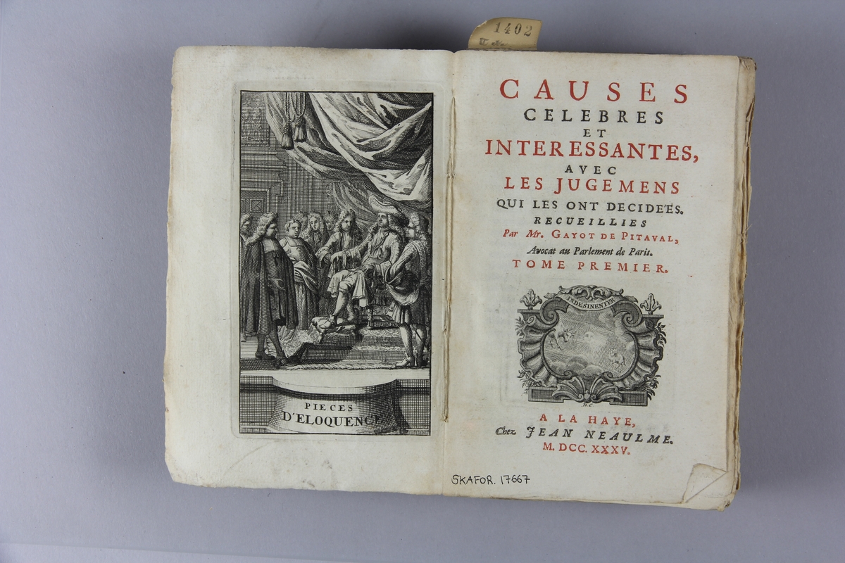 Bok, häftad, "Causes celèbres et interessantes", del 1, tryckt 1735 i Haag.
Pärm av marmorerat papper, oskuret snitt. Blekt rygg med pappersetikett med volymens namn, oläsligt, och samlingsnummer.