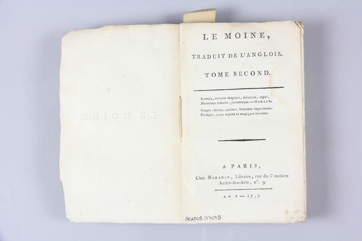 Bok, häftad, "Le moine", del 2, tryckt i Paris 1797.
Pärmar av gråblått papper, skurna snitt. På ryggen tryckt etikett med volymens namn och nummer.