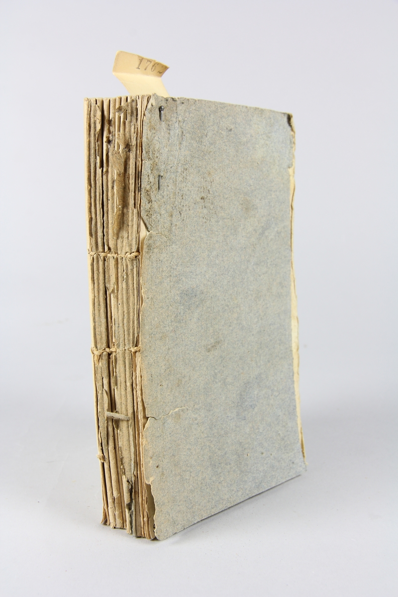 Bok, häftad, "Aventurier françois" dernière suite, del 1, tryckt i London 1788.
Pärmar av gråblått papper, skurna snitt, bakre pärm saknas. Ryggen blekt och skadad. Anteckningsblad fastsatt med knappnål vid pärmen.