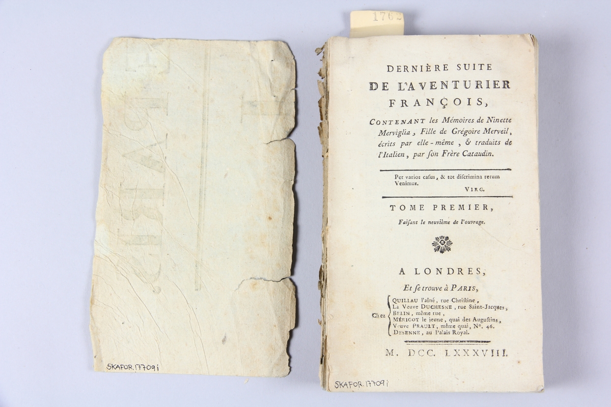 Bok, häftad, "Aventurier françois" dernière suite, del 1, tryckt i London 1788.
Pärmar av gråblått papper, skurna snitt, bakre pärm saknas. Ryggen blekt och skadad. Anteckningsblad fastsatt med knappnål vid pärmen.