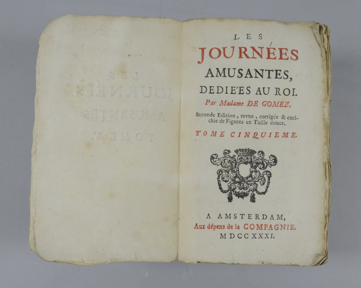 Bok, häftad, "Les journées amusantes", del 5 och 6, tryckt i Amsterdam 1731.
Pärm av marmorerat papper, med oskurna snitt. På ryggen klistrade pappersetiketter volymens titel och nummer. Ryggen blekt. Med kopparstick.