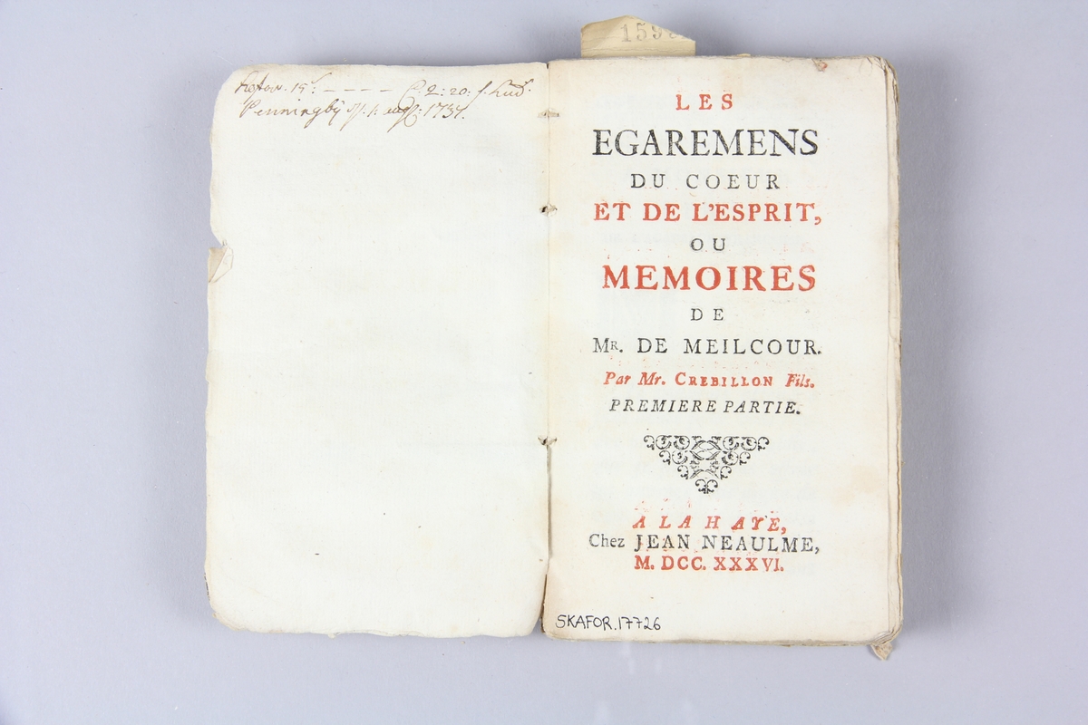 Bok, häftad, "Les égaremens du coeur et d l'esprit, ou mémoires de Mr de Meilcour", tryckt i Haag 1736.
Pärm av marmorerat papper, oskurna snitt. På ryggen etiketter med  titel och samlingsnummer.
