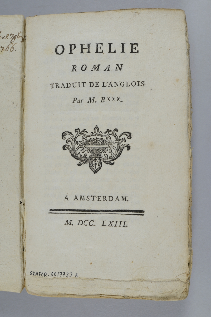 Bok, pappband,"Ophelie", del 1, tryckt 1763 i Amsterdam.
Pärm av grått papper, oskuret snitt. På ryggen pappersetikett med volymens namn och nummer.
Anteckning om inköp på pärmens insida.