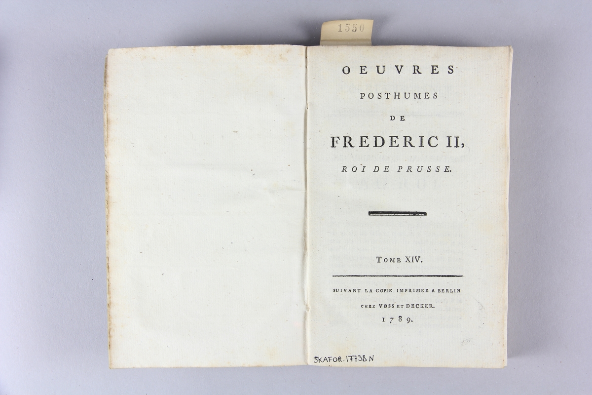 Bok, häftad, "Oeuvres posthumes de Frederic II, roi de Prusse", del 14. Pärmar av grågrön papp, skuret snitt. Samlingsnummer samt etikett med titel.