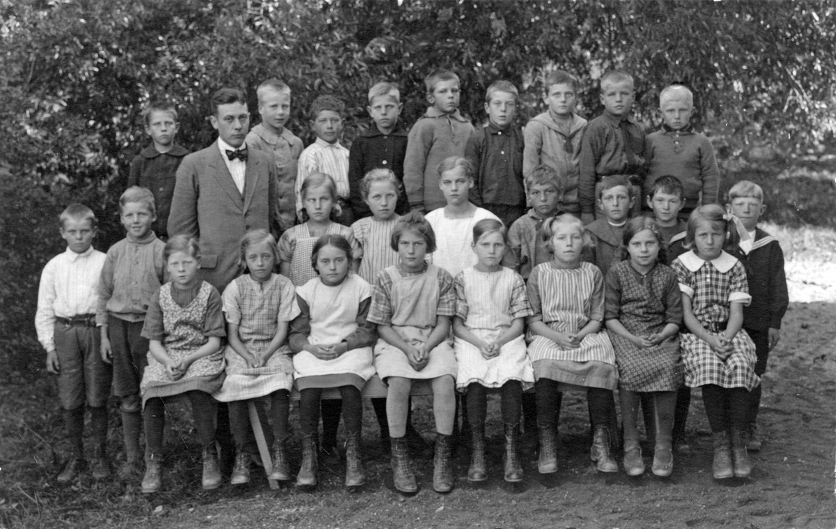 Skolklass Fran Rabo Skola 1926 Ligger Nara Staholm Nedre Raden 1 Emmy Jansson 2 Lisa Larsson
