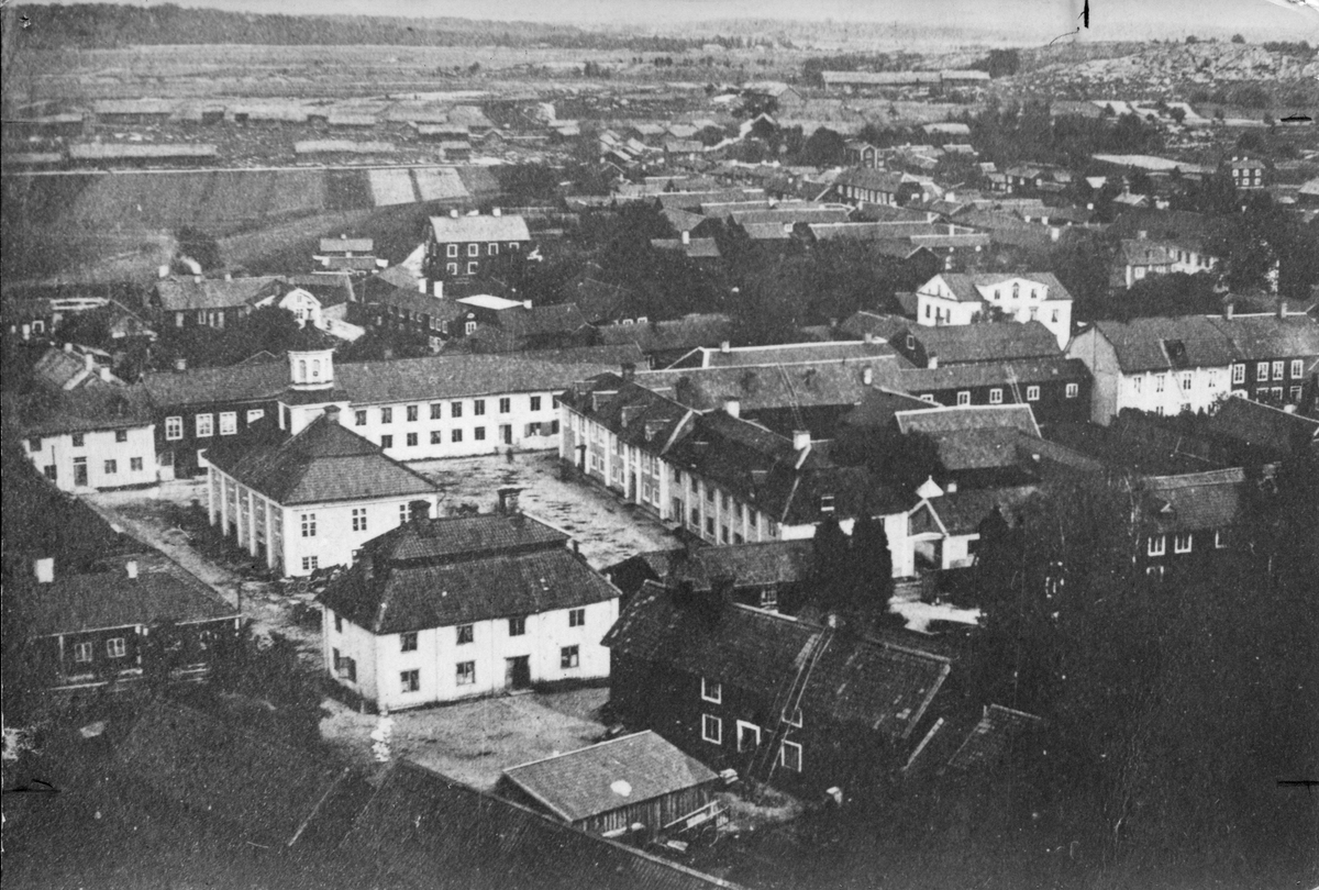Köping från kyrktornet. Köping på Scheeles tid. Rådhuset mitt på torget, byggt 1690. Det vita huset längst till vänster är Scheeles apotek, rivet 1889. Alla husen på fotot äro 1700-tals hus.