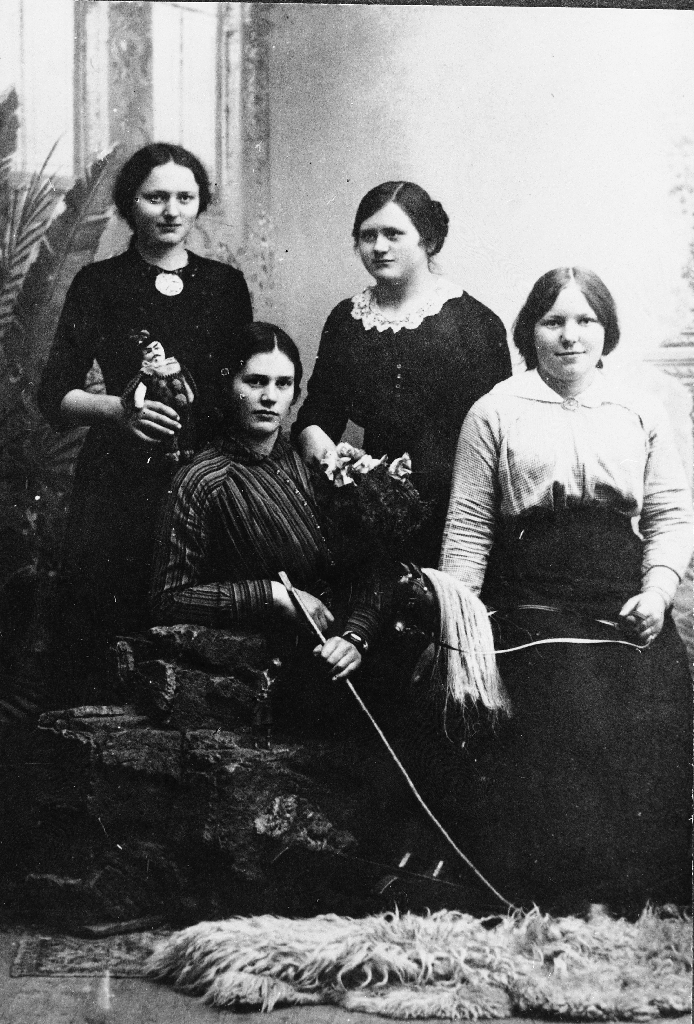 Framhaldskulejenter i 1916. Bak Maria Garborg og Tomine Lende. Framme Anna Time og Marit Sivertsen.