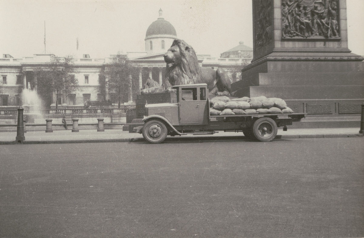 Lastbil med Hesselmanmotor, vid Trafalgar Square, London.