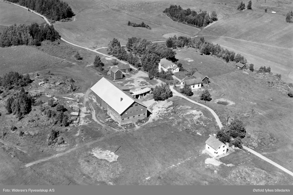 Skråfoto av gården Erthe i Rakkestad, juli 1951.