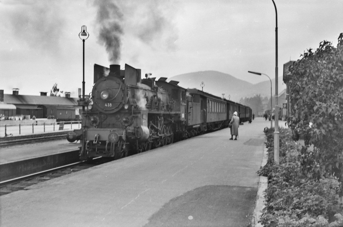 Persontog retning Oslo Ø på Lillehammer stasjon. Toget trekkes av damplokomotiv type 26c nr. 438.